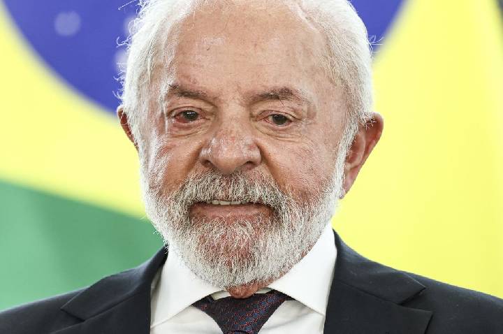 Antes de viagem ao Panamá, Lula conversa com presidente Mulino