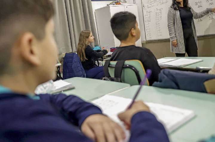 CNTE comemora reajuste do piso do magistério; prefeitos contestam