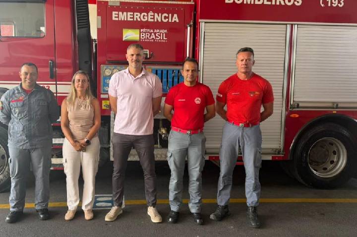 Costa Júnior visita sede do Corpo de Bombeiros em Limeira para ouvir demandas