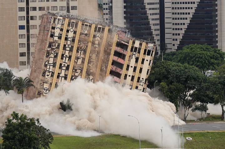 Tradicional hotel de luxo é implodido no centro de Brasília