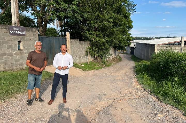 Vereador Everton Ferreira fiscaliza estrada rural no Bairro do Loiola