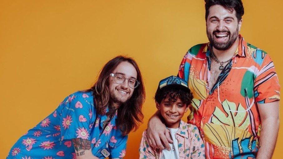 Rafael César e Luke mostram a criação de Kauan, de 8 anos, nas redes sociais na busca pela naturalização do amor