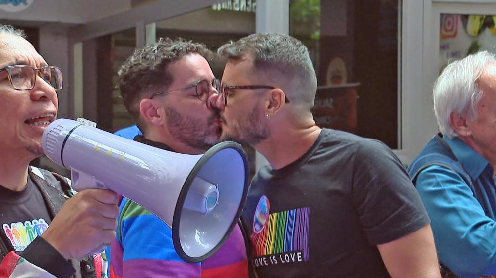 Comunidade LGBTQIA+ faz ‘beijato’ em protesto contra bar de Ipanema denunciado por homofobia