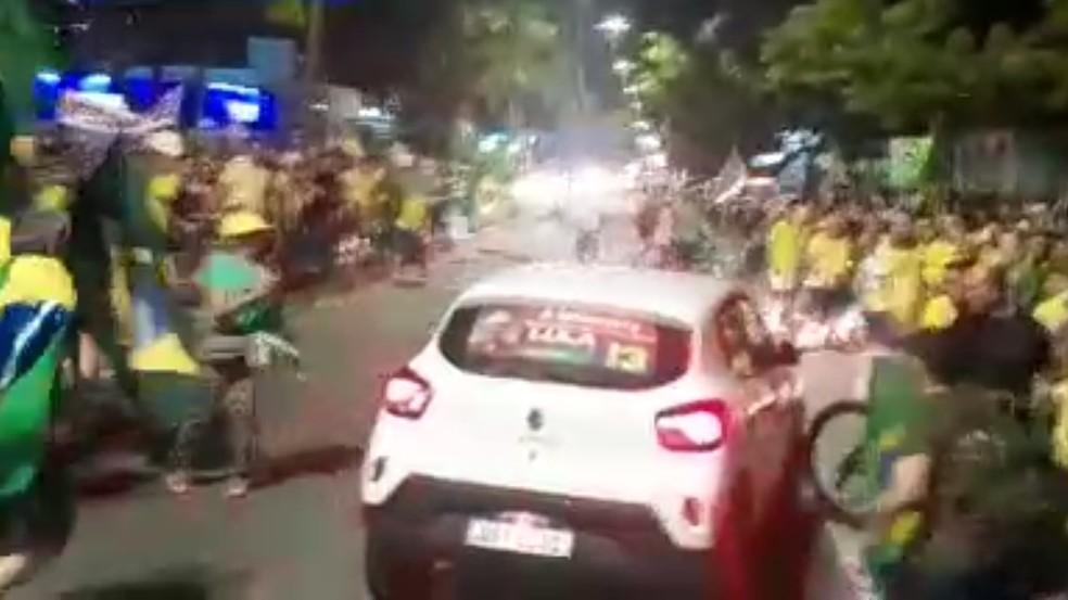 Carro com adesivo de Lula é depredado em ato bolsonarista na Paraíba