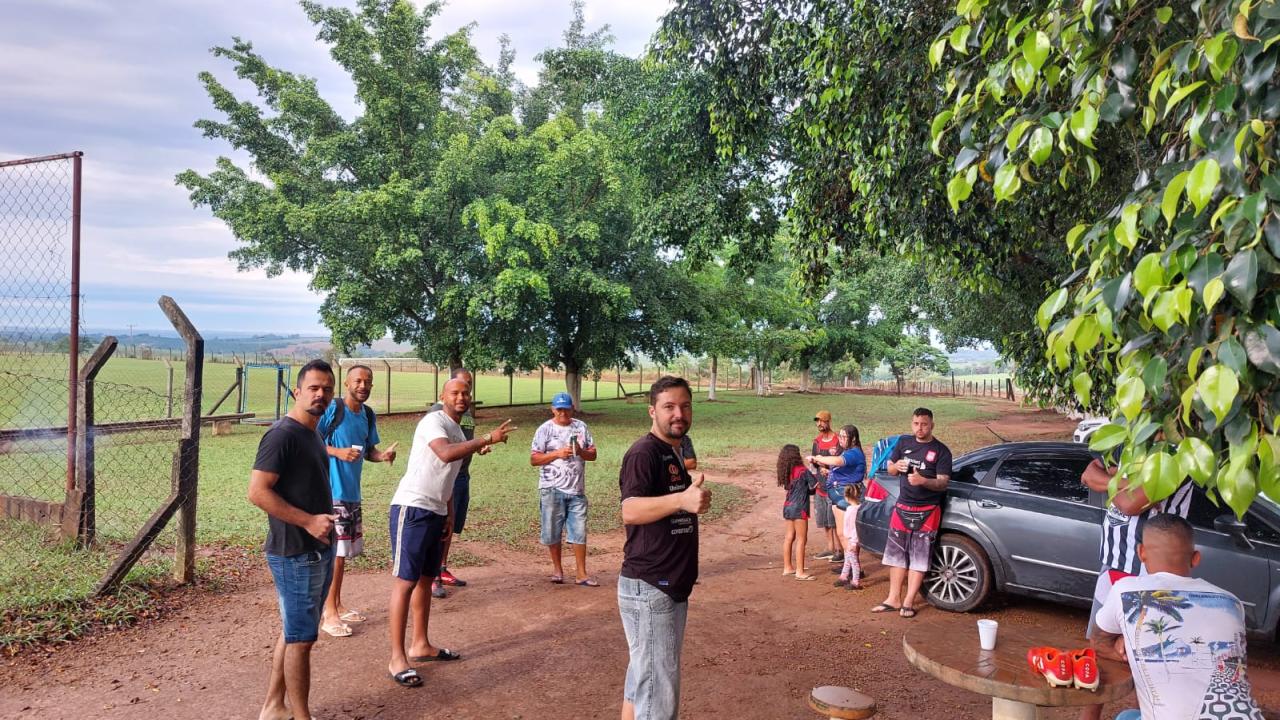 CLUBES VÃO AO CAMPO, MAS EQUIPE DE ARBITRAGEM NÃO APARECE