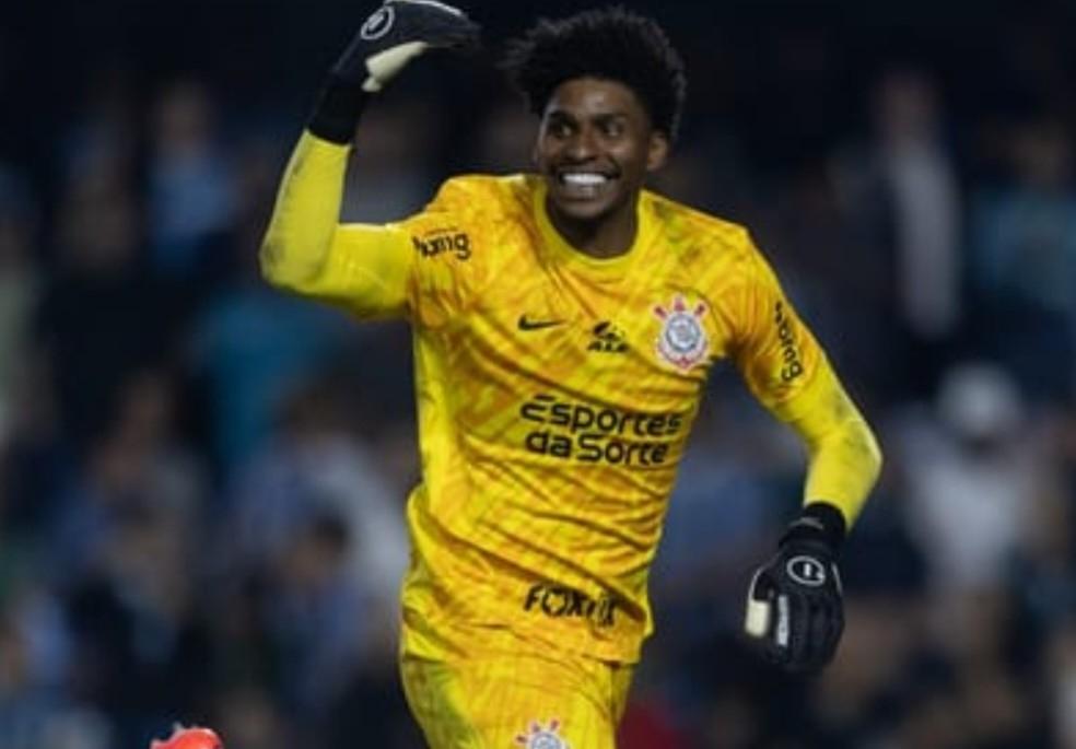 Hugo Souza tem futuro indefinido no Corinthians