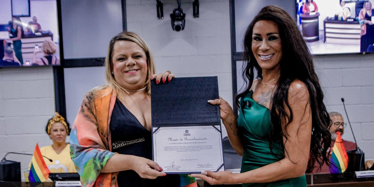 Isabelly Carvalho entrega Moção de Reconhecimento à influenciadora Fernanda Ganzarolli