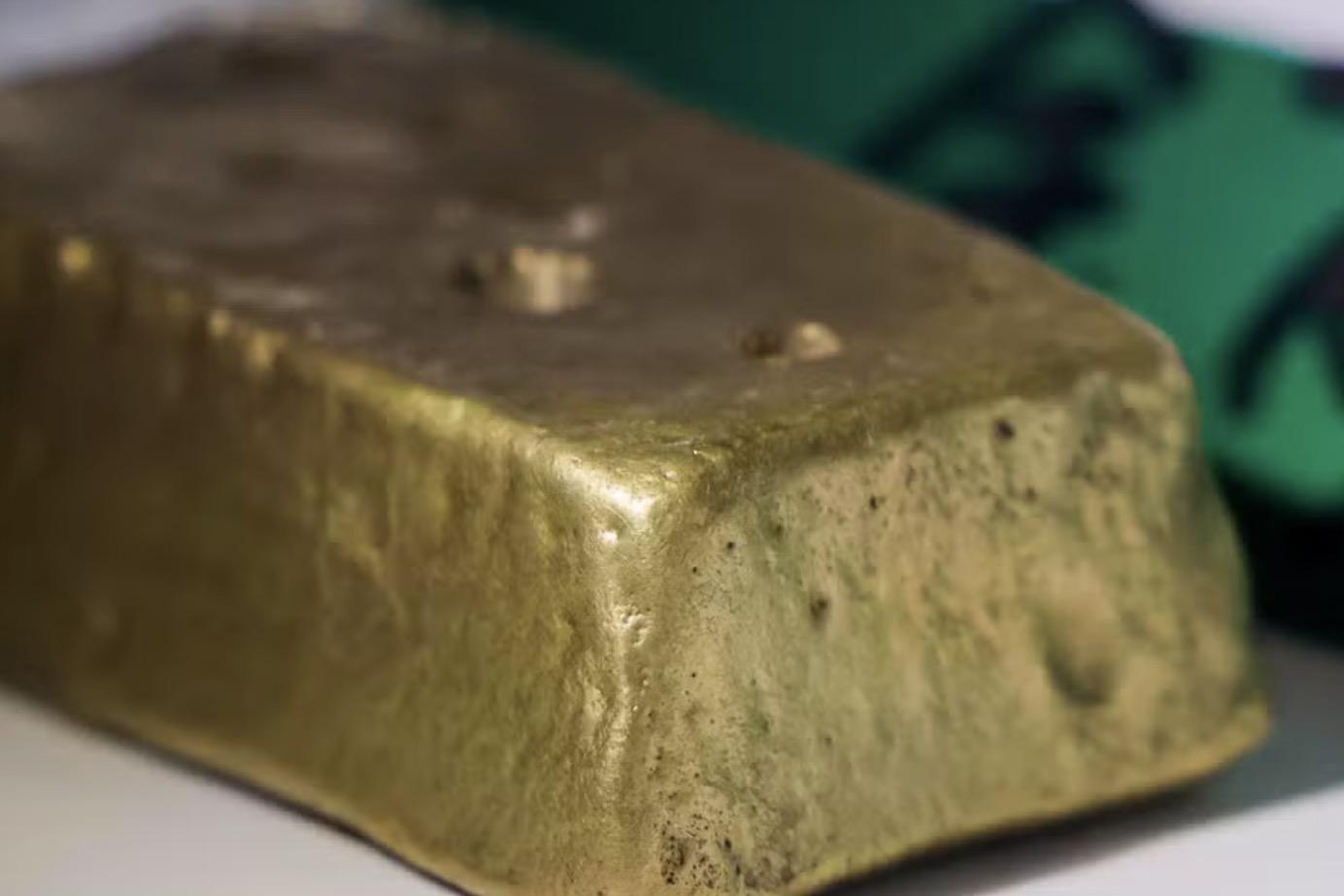 Francês encontra R$ 4,3 milhões em barras de ouro e moedas em casa enquanto construía piscina